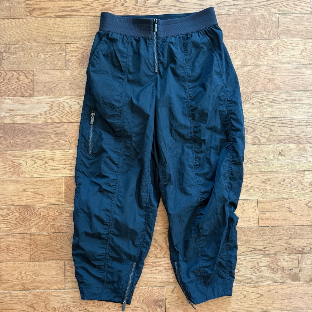 Lululemon size 4 Front-Zip Mid-Rise Ruched Crop